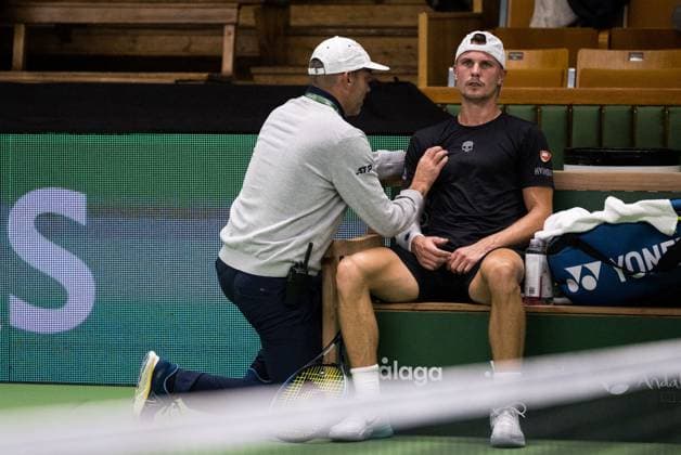 231018 Marton Fucsovics of Hungary receives treatment during a medical timeout during day 5 of the Nordic Open tennis tournament on October 18, 2023 in Stockholm Photo Emma Wallskog BILDBYRAN COP 320 EW0271 tennis nordic open dag 5 bbeng  Copyright: EMMAxWALLSKOG BB231018EW050