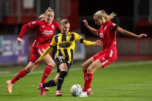 231018 Katariina Kosola of Häcken and Ella Peddemors of Twente during the UEFA Women s Champions League qualifying match between Twente and Häcken on October 18, 2023 in Enschede Photo Mathias Bergeld BILDBYRAN kod MB MB0749 fotboll football soccer fotball champions league champions league qualification twente häcken dam bbeng kval qualifier qualification  Copyright: MATHIASxBERGELD BB231018MB057