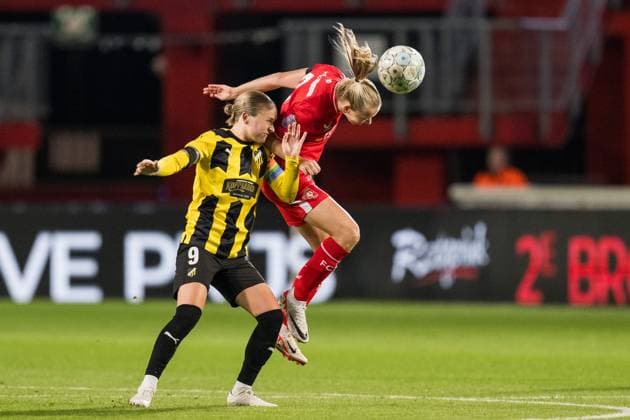231018 Filippa Curmark of Häcken and Ella Peddemors of Twente during the UEFA Women s Champions League qualifying match between Twente and Häcken on October 18, 2023 in Enschede Photo Mathias Bergeld BILDBYRAN kod MB MB0749 fotboll football soccer fotball champions league champions league qualification twente häcken dam bbeng kval qualifier qualification  Copyright: MATHIASxBERGELD BB231018MB058