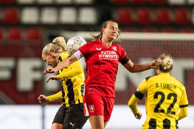 231018 Josefine Rybrink of Häcken and Renate Jansen of Twente during the UEFA Women s Champions League qualifying match between Twente and Häcken on October 18, 2023 in Enschede Photo Mathias Bergeld BILDBYRAN kod MB MB0749 fotboll soccer fotball champions league champions league qualification twente häcken dam bbeng kval qualifier qualification  Copyright: MATHIASxBERGELD BB231018MB059