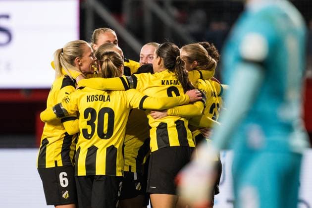 231018 Felicia Schröder of Häcken celebrate with team mates after scoring 1 2 during the UEFA Women s Champions League qualifying match between Twente and Häcken on October 18, 2023 in Enschede Photo Mathias Bergeld BILDBYRAN kod MB MB0749 fotboll football soccer fotball champions league champions league qualification twente häcken dam bbeng kval qualifier qualification jubel  Copyright: MATHIASxBERGELD BB231018MB065