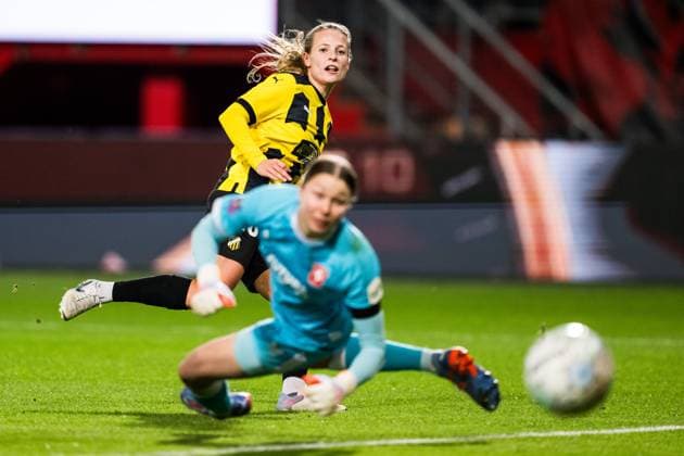 231018 Anna Anvegard of Häcken scores the 1 1 goal during the UEFA Women s Champions League qualifying match between Twente and Häcken on October 18, 2023 in Enschede Photo Mathias Bergeld BILDBYRAN kod MB MB0749 fotboll football soccer fotball champions league champions league qualification twente häcken dam bbeng kval qualifier qualification  Copyright: MATHIASxBERGELD BB231018MB070