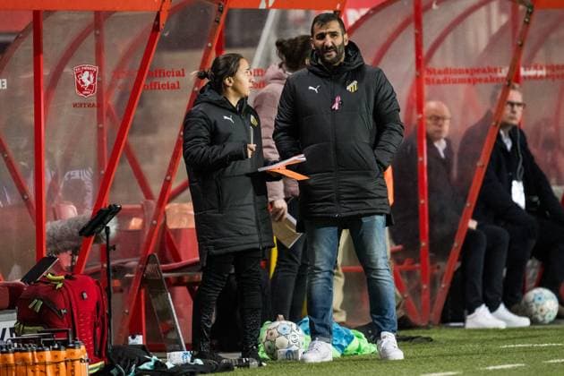 231018 Assistant coach Bri Campos and Head coach Mak Lind of Häcken during the UEFA Women s Champions League qualifying match between Twente and Häcken on October 18, 2023 in Enschede Photo Mathias Bergeld BILDBYRAN kod MB MB0749 fotboll football soccer fotball champions league champions league qualification twente häcken dam bbeng kval qualifier qualification  Copyright: MATHIASxBERGELD BB231018MB072
