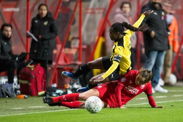 231018 Monica Jusu Bah of Häcken and Wieke Kaptein of Twente during the UEFA Women s Champions League qualifying match between Twente and Häcken on October 18, 2023 in Enschede Photo Mathias Bergeld BILDBYRAN kod MB MB0749 fotboll football soccer fotball champions league champions league qualification twente häcken dam bbeng kval qualifier qualification  Copyright: MATHIASxBERGELD BB231018MB075