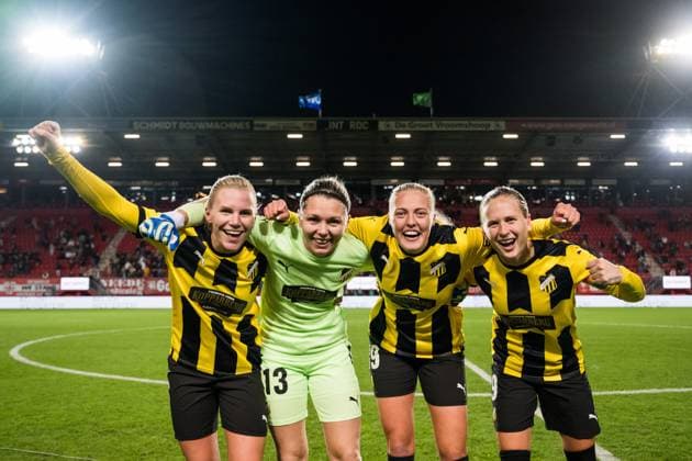 231018 Josefine Rybrink, goalkeeper Jennifer Falk, Elma Junttila Nelhage and Filippa Curmark of Häcken celebrate after the UEFA Women s Champions League qualifying match between Twente and Häcken on October 18, 2023 in Enschede Photo Mathias Bergeld BILDBYRAN kod MB MB0749 fotboll football soccer fotball champions league champions league qualification twente häcken dam bbeng kval qualifier qualification jubel  Copyright: MATHIASxBERGELD BB231018MB076