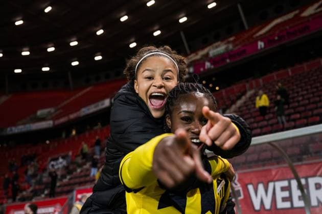 231018 Felicia Schröder and Monica Jusu Bah of Häcken celebrate after the UEFA Women s Champions League qualifying match between Twente and Häcken on October 18, 2023 in Enschede Photo Mathias Bergeld BILDBYRAN kod MB MB0749 fotboll football soccer fotball champions league champions league qualification twente häcken dam bbeng kval qualifier qualification jubel  Copyright: MATHIASxBERGELD BB231018MB077