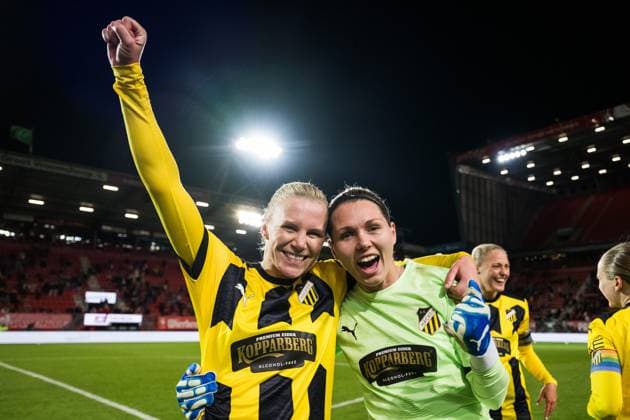 231018 Josefine Rybrink and goalkeeper Jennifer Falk of Häcken celebrate after the UEFA Women s Champions League qualifying match between Twente and Häcken on October 18, 2023 in Enschede Photo Mathias Bergeld BILDBYRAN kod MB MB0749 fotboll football soccer fotball champions league champions league qualification twente häcken dam bbeng kval qualifier qualification jubel  Copyright: MATHIASxBERGELD BB231018MB079