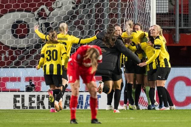 231018 Players of Häcken celebrate after the UEFA Women s Champions League qualifying match between Twente and Häcken on October 18, 2023 in Enschede Photo Mathias Bergeld BILDBYRAN kod MB MB0749 fotboll football soccer fotball champions league champions league qualification twente häcken dam bbeng kval qualifier qualification jubel  Copyright: MATHIASxBERGELD BB231018MB087
