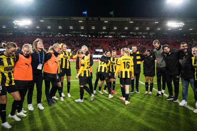 231018 Players of Häcken celebrate after the UEFA Women s Champions League qualifying match between Twente and Häcken on October 18, 2023 in Enschede Photo Mathias Bergeld BILDBYRAN kod MB MB0749 fotboll football soccer fotball champions league champions league qualification twente häcken dam bbeng kval qualifier qualification jubel  Copyright: MATHIASxBERGELD BB231018MB094