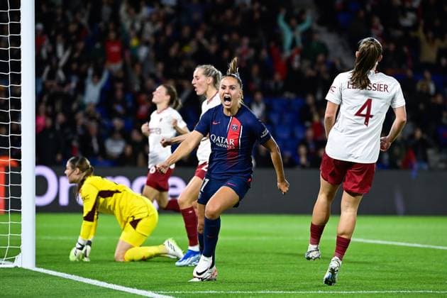 Bilder des Jahres 2023, Sport 10 Oktober Sport Themen der Woche KW42 Sport Bilder des Tages Attitude - Joie de L MARTENS ( 11 - PSG ) - FOOTBALL : PSG vs Manchester United, ManU - Ligue des Champions Feminine - 18 10 2023 FedericoPestellini Panoramic 