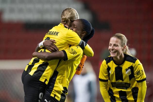 231018 Filippa Curmark, Aisha Masaka and Anna Anvegard celebrate after the UEFA Women s Champions League qualifying match between Twente and Häcken on October 18, 2023 in Enschede Photo Mathias Bergeld BILDBYRAN kod MB MB0749 fotboll football soccer fotball champions league champions league qualification twente häcken dam bbeng kval qualifier qualification jubel  Copyright: MATHIASxBERGELD BB231018MB097