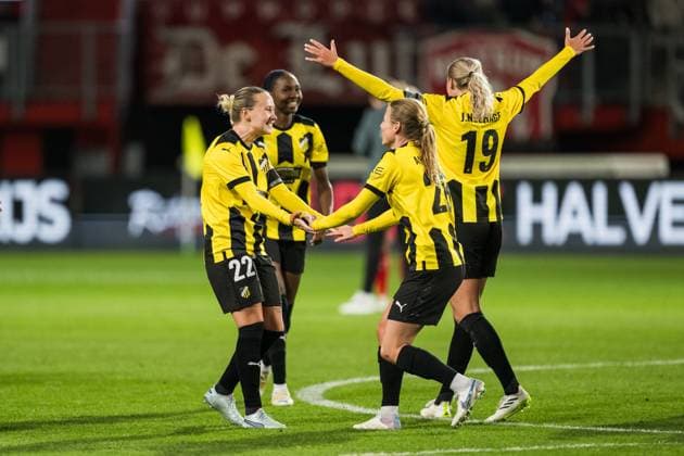 231018 Marika Bergman Lundin and Anna Anvegard celebrate after the UEFA Women s Champions League qualifying match between Twente and Häcken on October 18, 2023 in Enschede Photo Mathias Bergeld BILDBYRAN kod MB MB0749 fotboll football soccer fotball champions league champions league qualification twente häcken dam bbeng kval qualifier qualification jubel  Copyright: MATHIASxBERGELD BB231018MB098