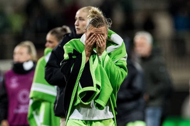 Bilder des Jahres 2023, Sport 10 Oktober Sport Themen der Woche KW42 Sport Bilder des Tages UEFA Women’s Champions League, VfL Wolfsburg - Paris FC; 18.10.2023 Alexandra Popp (VfL Wolfsburg. 11) mit Haenden vorm Gesicht nach der Niederlage, Champions League Aus UEFA Women’s Champions League, VfL Wolfsburg - Paris FC, Wolfsburg, AOK Stadion am 18.10.2023 *** UEFA Womens Champions League, VfL Wolfsburg Paris FC 18 10 2023 Alexandra Popp VfL Wolfsburg 11 with hands in front of face after defeat, Champions League Off UEFA Womens Champions League, VfL Wolfsburg Paris FC, Wolfsburg, AOK Stadion on 18 10 2023 Copyright: xBEAUTIFULxSPORTS Wunderlx