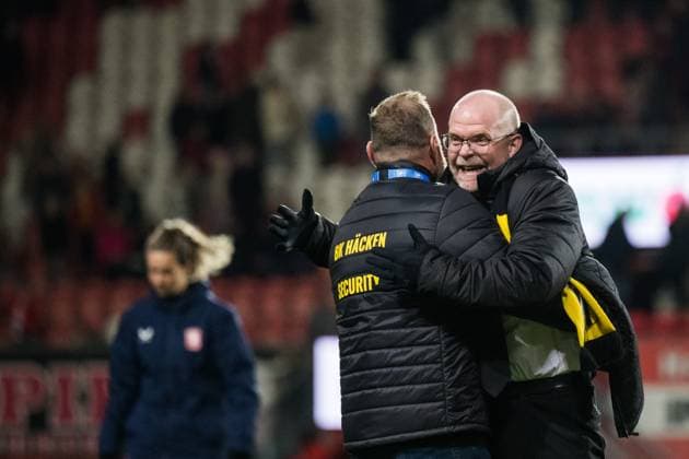 231018 Anders Billström chairman of Häcken celebrates after the UEFA Women s Champions League qualifying match between Twente and Häcken on October 18, 2023 in Enschede Photo Mathias Bergeld BILDBYRAN kod MB MB0749 fotboll football soccer fotball champions league champions league qualification twente häcken dam bbeng kval qualifier qualification jubel  Copyright: MATHIASxBERGELD BB231018MB101