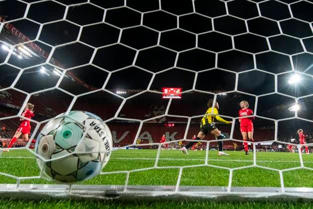 231018 Felicia Schröder of Häcken celebrates after Anna Anvegard not pictured scored 1 1 during the UEFA Women s Champions League qualifying match between Twente and Häcken on October 18, 2023 in Enschede Photo Mathias Bergeld BILDBYRAN kod MB MB0749 fotboll football soccer fotball champions league champions league qualification twente häcken dam bbeng kval qualifier qualification jubel  Copyright: MATHIASxBERGELD BB231018MB105