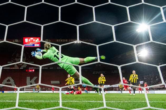 231018 goalkeeper Jennifer Falk of Häcken with a save during the UEFA Women s Champions League qualifying match between Twente and Häcken on October 18, 2023 in Enschede Photo Mathias Bergeld BILDBYRAN kod MB MB0749 fotboll football soccer fotball champions league champions league qualification twente häcken dam bbeng kval qualifier qualification  Copyright: MATHIASxBERGELD BB231018MB108
