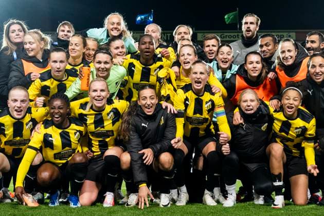 231018 Players of Häcken celebrate after the UEFA Women s Champions League qualifying match between Twente and Häcken on October 18, 2023 in Enschede Photo Mathias Bergeld BILDBYRAN kod MB MB0749 fotboll football soccer fotball champions league champions league qualification twente häcken dam bbeng kval qualifier qualification jubel  Copyright: MATHIASxBERGELD BB231018MB112