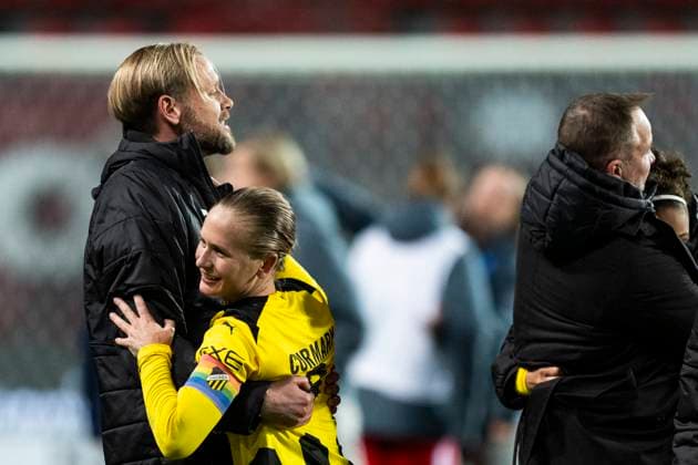 231018 CEO MArcus Jodin and Filippa Curmark of Häcken celebrate after the UEFA Women s Champions League qualifying match between Twente and Häcken on October 18, 2023 in Enschede Photo Mathias Bergeld BILDBYRAN kod MB MB0749 fotboll football soccer fotball champions league champions league qualification twente häcken dam bbeng kval qualifier qualification jubel  Copyright: MATHIASxBERGELD BB231018MB114