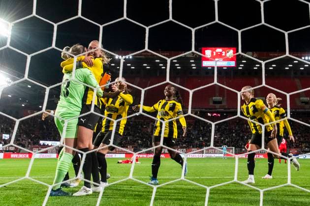 231018 Players of Häcken celebrate after the UEFA Women s Champions League qualifying match between Twente and Häcken on October 18, 2023 in Enschede Photo Mathias Bergeld BILDBYRAN kod MB MB0749 fotboll football soccer fotball champions league champions league qualification twente häcken dam bbeng kval qualifier qualification jubel  Copyright: MATHIASxBERGELD BB231018MB119