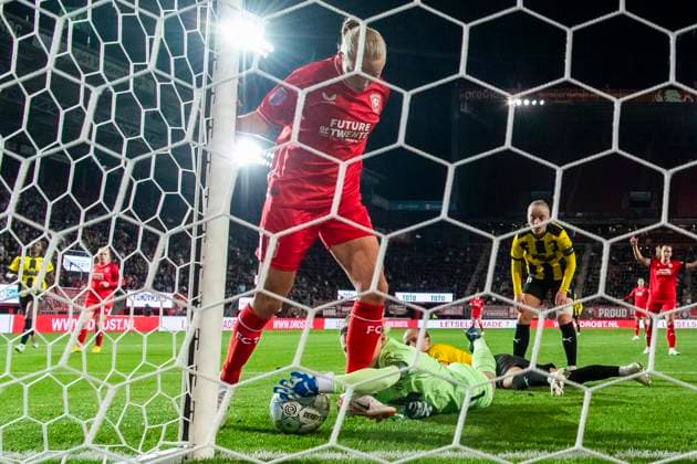 231018 Goalkeeper Jennifer Falk of Häcken competes for the ball with Ella Peddemors of Twente during the UEFA Women s Champions League qualifying match between Twente and Häcken on October 18, 2023 in Enschede Photo Mathias Bergeld BILDBYRAN kod MB MB0749 fotboll football soccer fotball champions league champions league qualification twente häcken dam bbeng kval qualifier qualification  Copyright: MATHIASxBERGELD BB231018MB122