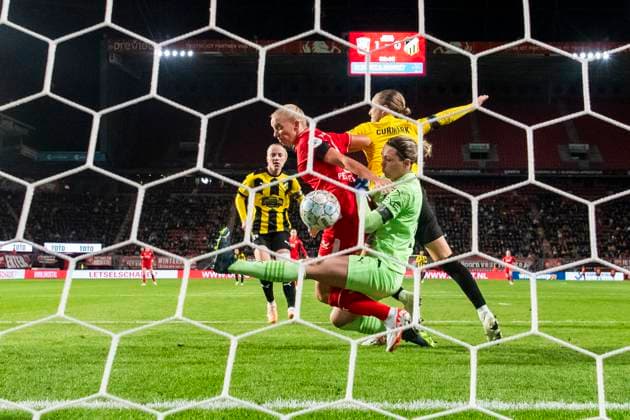 231018 Goalkeeper Jennifer Falk and Elma Junttila Nelhage of Häcken compete for the ball with Ella Peddemors of Twente during the UEFA Womens Champions League qualifying match between Twente and Häcken on October 18, 2023 in Enschede Photo Mathias Bergeld BILDBYRAN kod MB MB0749 fotboll football soccer fotball champions league champions league qualification twente häcken dam bbeng kval qualifier qualification  Copyright: MATHIASxBERGELD BB231018MB124