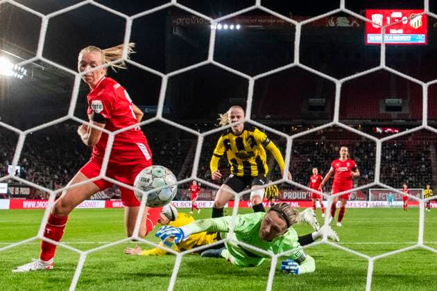 231018 Goalkeeper Jennifer Falk of Häcken competes for the ball with Ella Peddemors of Twente during the UEFA Women s Champions League qualifying match between Twente and Häcken on October 18, 2023 in Enschede Photo Mathias Bergeld BILDBYRAN kod MB MB0749 fotboll football soccer fotball champions league champions league qualification twente häcken dam bbeng kval qualifier qualification  Copyright: MATHIASxBERGELD BB231018MB125