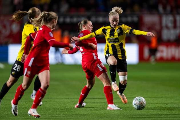 231018 Sophie Te Brake of Twente and Anna Sandberg of Häcken during the UEFA Women s Champions League qualifying match between Twente and Häcken on October 18, 2023 in Enschede Photo Mathias Bergeld BILDBYRAN kod MB MB0749 fotboll football soccer fotball champions league champions league qualification twente häcken dam bbeng kval qualifier qualification  Copyright: MATHIASxBERGELD BB231018MB150