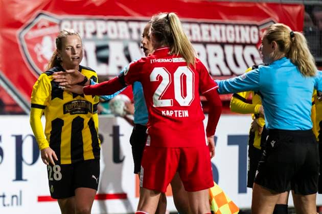 231018 Anna Anvegard of Häcken and Wieke Kaptein of Twente during the UEFA Women s Champions League qualifying match between Twente and Häcken on October 18, 2023 in Enschede Photo Mathias Bergeld BILDBYRAN kod MB MB0749 fotboll football soccer fotball champions league champions league qualification twente häcken dam bbeng kval qualifier qualification  Copyright: MATHIASxBERGELD BB231018MB154