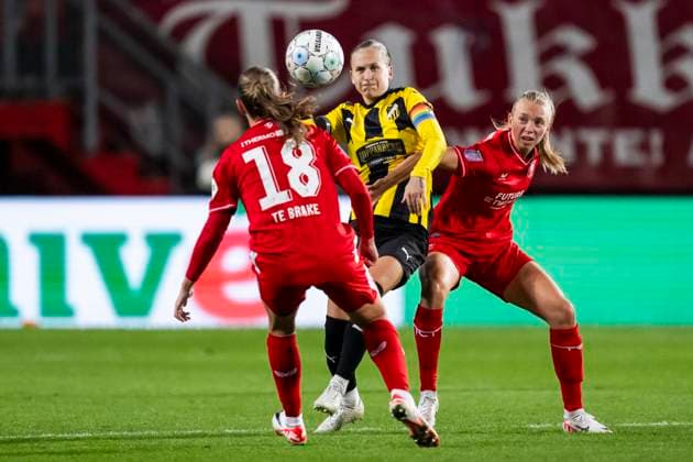 231018 Filippa Curmark of Häcken and Ella Peddemors of Twente during the UEFA Women s Champions League qualifying match between Twente and Häcken on October 18, 2023 in Enschede Photo Mathias Bergeld BILDBYRAN kod MB MB0749 fotboll football soccer fotball champions league champions league qualification twente häcken dam bbeng kval qualifier qualification  Copyright: MATHIASxBERGELD BB231018MB155