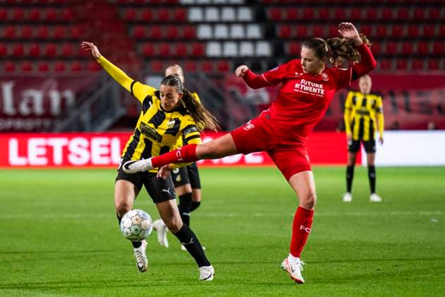 231018 Rusul Rosa Kafaji of Häcken and Sophie Te Brake of Twente during the UEFA Women s Champions League qualifying match between Twente and Häcken on October 18, 2023 in Enschede Photo Mathias Bergeld BILDBYRAN kod MB MB0749 fotboll football soccer fotball champions league champions league qualification twente häcken dam bbeng kval qualifier qualification  Copyright: MATHIASxBERGELD BB231018MB157