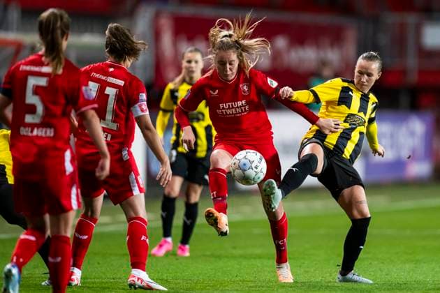 231018 Wieke Kaptein of Twente and Marika Bergman Lundin of Häcken during the UEFA Women s Champions League qualifying match between Twente and Häcken on October 18, 2023 in Enschede Photo Mathias Bergeld BILDBYRAN kod MB MB0749 fotboll football soccer fotball champions league champions league qualification twente häcken dam bbeng kval qualifier qualification  Copyright: MATHIASxBERGELD BB231018MB161