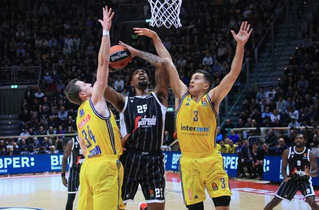 Sport Themen der Woche KW42 Sport Bilder des Tages Jordan Mickey (Segafredo Virtus Bologna) in action thwarted by Justin Bean (Alba Berlin) (L) and Matteo Spagnolo (Alba Berlin) during the Euroleague basketball championship match Segafredo Virtus Bologna Vs. Alba Berlin - Bologna, October 18, 2023 at Paladozza palace  Copyright: xMichelexNucci IPAxSportx xipa-agx xx IPA_41064700 IPA_IPA41064700