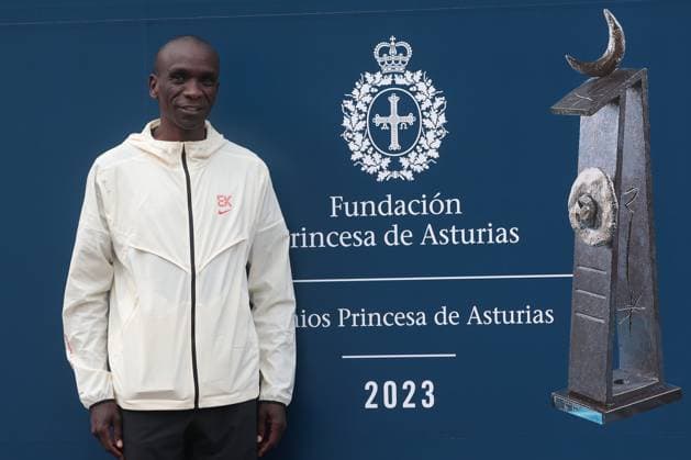 Photo: Juan Carlos Rojas LaPresse ------------------------------------------------------------- Eliud Kipchoge Medallista ol& xed;mpico nacido en Kenia especialista en las carreras de fondo y en la marat& xf3;n,bicampe& xf3;n ol& xed;mpico en marat& xf3;n en los a& xf1;os 2016 y 2020 y campe& xf3;n mundial de 5000 metros en 2003.2& x200b; Particip& xf3; en cuatro Juegos Ol& xed;mpicos de Verano, obteniendo en total cuatro medallas: bronce en Atenas 2004 (5000 m), plata en Pek& xed;n 2008 (5000 m), oro en R& xed;o de Janeiro 2016 (marat& xf3;n) y oro en Tokio 2020. Gan& xf3; dos medallas en el Campeonato Mundial de Atletismo, oro en 2003 y plata en 2007, y una medalla de bronce en el Campeonato Mundial de Atletismo en Pista Cubierta de 2006.2 El 25 de septiembre de 2022 estableci& xf3; una nueva plusmarca mundial de marat& xf3;n (2:01:09) en la Marat& xf3;n de Berl& xed;n, superando la que & xe9;l hab& xed;a logrado en 2018.4& x200b; Foto: Juan Carlos Rojas LaPresse 20231019 Eliud Kipchoge Olympic medalist born in Kenya, specialist in long-distance races and the marathon, two-time Olympic marathon champion in 2016 and 2020 and 5000 meter world champion in 2003.2 He participated in four Summer Olympic Games, Olympische Spiele, Olympia, OS obtaining a total of four medals: bronze in Athens 2004 (50  Copyright: xJuanxCarlosxRojas LaPressex