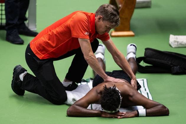 231020 Elias Ymer of Sweden receives medical treatment during day 7 of the Nordic Open tennis tournament on October 20, 2023 in Stockholm Photo Emma Wallskog BILDBYRAN COP 320 EW0273 tennis nordic open day 7 bbeng injury  Copyright: EMMAxWALLSKOG BB231020EW018