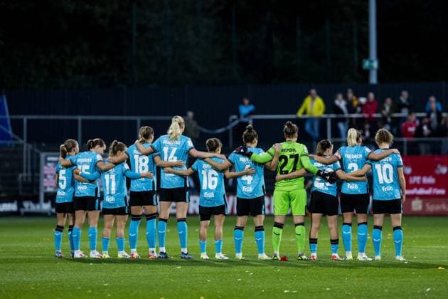 GOOGLE PIXEL Womens Bundesliga 1 FC Koeln Bayer 04 Leverkusen 20 10 2023 The players of Bayer 04 Leverkusen during the memorial minute for the victims of the Israel conflict GOOGLE PIXEL Womens Bundesliga, 1 FC Koeln Bayer 04 Leverkusen, Koeln, Franz Kremer Stadium on 20 10 2023 DFB REGULATIONS PROHIBIT ANY USE OF PHOTOGRAPHS AS IMAGE SEQUENCES AND OR QUASI VIDEO Copyright: xBEAUTIFULxSPORTS Wunderlx