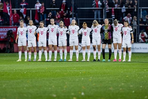 GOOGLE PIXEL Womens Bundesliga 1 FC Koeln Bayer 04 Leverkusen 20 10 2023 The players of 1 FC Koeln during the memorial minute for the victims of the Israel conflict GOOGLE PIXEL Womens Bundesliga, 1 FC Koeln Bayer 04 Leverkusen, Koeln, Franz Kremer Stadion on 20 10 2023 DFB REGULATIONS PROHIBIT ANY USE OF PHOTOGRAPHS AS IMAGE SEQUENCES AND OR QUASI VIDEO Copyright: xBEAUTIFULxSPORTS Wunderlx