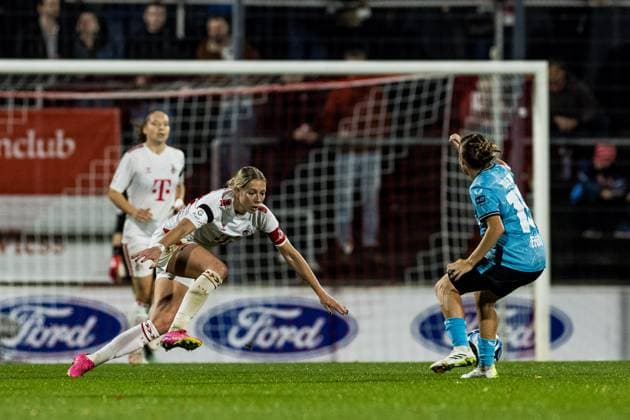 GOOGLE PIXEL Womens Bundesliga 1 FC Koeln Bayer 04 Leverkusen 20 10 2023 Sharon Beck 1 FC Koeln, 10 stumbles in attack, Sofie Lena Zdebel Bayer 04 Leverkusen, 16 GOOGLE PIXEL Womens Bundesliga, 1 FC Koeln Bayer 04 Leverkusen, Koeln, Franz Kremer Stadium on 20 10 2023 DFB REGULATES PROHIBIT ANY USE OF PHOTOGRAPHS AS IMAGE SEQUENCES AND OR QUASI VIDEO Copyright: xBEAUTIFULxSPORTS Wunderlx