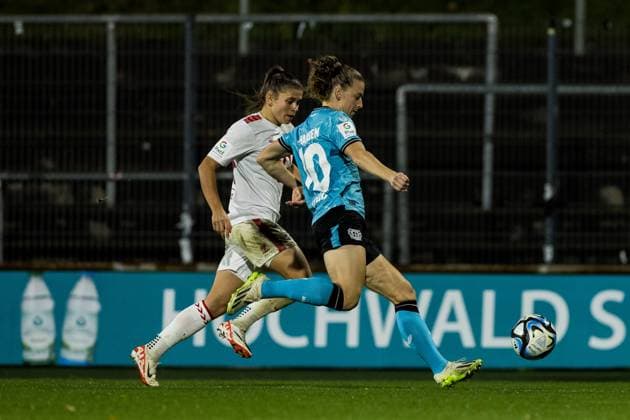 GOOGLE PIXEL Womens Bundesliga 1 FC Koeln Bayer 04 Leverkusen 20 10 2023 duel Martyna Wiankowska 1 FC Koeln, 26 , Synne Skinnes Hansen Bayer 04 Leverkusen, 10 GOOGLE PIXEL Womens Bundesliga, 1 FC Koeln Bayer 04 Leverkusen, Koeln, Franz Kremer Stadium on 20 10 2023 DFB REGULATES PROHIBIT ANY USE OF PHOTOGRAPHS AS IMAGE SEQUENCES AND OR QUASI VIDEO Copyright: xBEAUTIFULxSPORTS Wunderlx