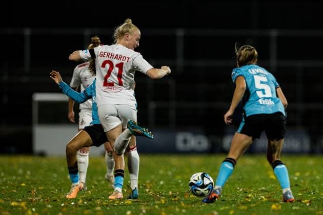 GOOGLE PIXEL Womens Bundesliga 1 FC Koeln Bayer 04 Leverkusen 20 10 2023 Anna Gerhardt 1 FC Koeln, 21 with heel, Janou Levels Bayer 04 Leverkusen, 5 GOOGLE PIXEL Womens Bundesliga, 1 FC Koeln Bayer 04 Leverkusen, Koeln, Franz Kremer Stadium on 20 10 2023 DFB REGULATIONS PROHIBIT ANY USE OF PHOTOGRAPHS AS IMAGE SEQUENCES AND OR QUASI VIDEO Copyright: xBEAUTIFULxSPORTS Wunderlx