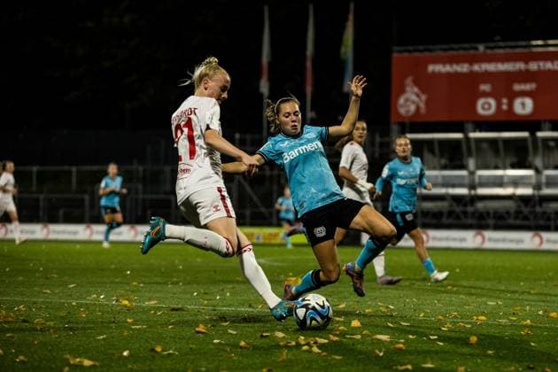 GOOGLE PIXEL Womens Bundesliga 1 FC Koeln Bayer 04 Leverkusen 20 10 2023 duel Anna Gerhardt 1 FC Koeln, 21 , Janou Levels Bayer 04 Leverkusen, 5 GOOGLE PIXEL Womens Bundesliga, 1 FC Koeln Bayer 04 Leverkusen, Koeln, Franz Kremer Stadium on 20 10 2023 DFB REGULATIONS PROHIBIT ANY USE OF PHOTOGRAPHS AS IMAGE SEQUENCES AND OR QUASI VIDEO Copyright: xBEAUTIFULxSPORTS Wunderlx