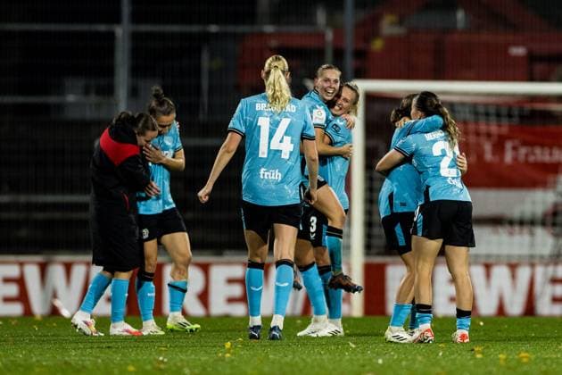 GOOGLE PIXEL Womens Bundesliga 1 FC Koeln Bayer 04 Leverkusen 20 10 2023 Happy faces among the players of Bayer 04 Leverkusen after the derby victory GOOGLE PIXEL Womens Bundesliga, 1 FC Koeln Bayer 04 Leverkusen, Koeln, Franz Kremer Stadium on 20 10 2023 DFB REGULATIONS PROHIBIT ANY USE OF PHOTOGRAPHS AS IMAGE SEQUENCES AND OR QUASI VIDEO Copyright: xBEAUTIFULxSPORTS Wunderlx