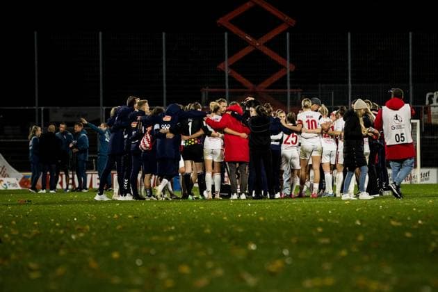 GOOGLE PIXEL Women Bundesliga 1 FC Koeln Bayer 04 Leverkusen 20 10 2023 Team circle of 1 FC Koeln women after the match GOOGLE PIXEL Women Bundesliga, 1 FC Koeln Bayer 04 Leverkusen, Koeln, Franz Kremer Stadium on 20 10 2023 DFB REGULATIONS PROHIBIT ANY USE OF PHOTOGRAPHS AS IMAGE SEQUENCES AND OR QUASI VIDEO Copyright: xBEAUTIFULxSPORTS Wunderlx