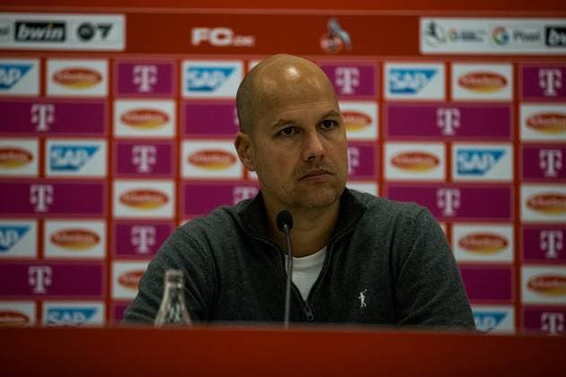GOOGLE PIXEL Womens Bundesliga 1 FC Koeln Bayer 04 Leverkusen 20 10 2023 Robert de Pauw coach Bayer 04 Leverkusen in the press conference GOOGLE PIXEL Womens Bundesliga, 1 FC Koeln Bayer 04 Leverkusen, Koeln, Franz Kremer Stadium on 20 10 2023 DFB REGULATIONS PROHIBIT ANY USE OF PHOTOGRAPHS AS IMAGE SEQUENCES AND OR QUASI VIDEO Copyright: xBEAUTIFULxSPORTS Wunderlx