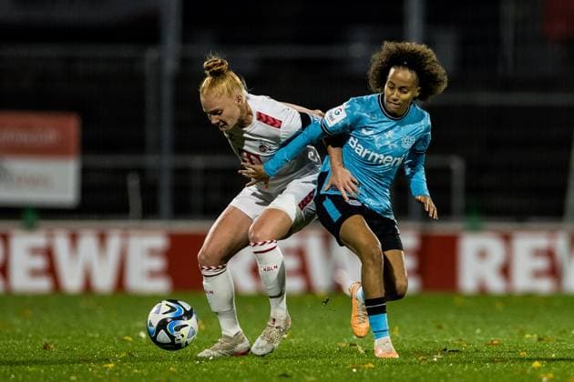 GOOGLE PIXEL Womens Bundesliga 1 FC Koeln Bayer 04 Leverkusen 20 10 2023 duel Laura Vogt 1 FC Koeln, 8 , Amira Arfaoui Bayer 04 Leverkusen, 17 GOOGLE PIXEL Womens Bundesliga, 1 FC Koeln Bayer 04 Leverkusen, Koeln, Franz Kremer Stadium on 20 10 2023 DFB REGULATIONS PROHIBIT ANY USE OF PHOTOGRAPHS AS IMAGE SEQUENCES AND OR QUASI VIDEO Copyright: xBEAUTIFULxSPORTS Wunderlx