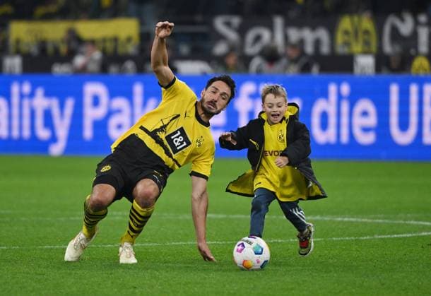 Mats Hummels Borussia Dortmund played after the game with his son 20 10 2023, Football GER, season 2023 2024, 1 Bundesliga, matchday 8, Borussia Dortmund SV Werder Bremen 1 0 Dortmund Signal Iduna Park Nordrhein Westfalen Germany Team2