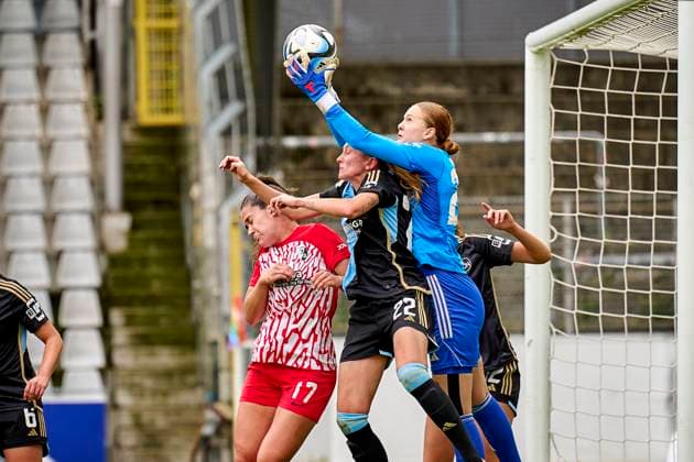 Kristin Krammer 25, 1 FC Nuremberg FCN on the ball Nadja Burkard 22, 1 FC Nuremberg FCN Svenja Fölmli 17 , SC Freiburg 21 10 2023 Football Season 2023 2024 1 Womens Football Bundesliga 05 Matchday SC Freiburg 1 FC Nuremberg FCN Club Sports Photo Zink PeKo xpexkox _scf_fcn_damen_peko
