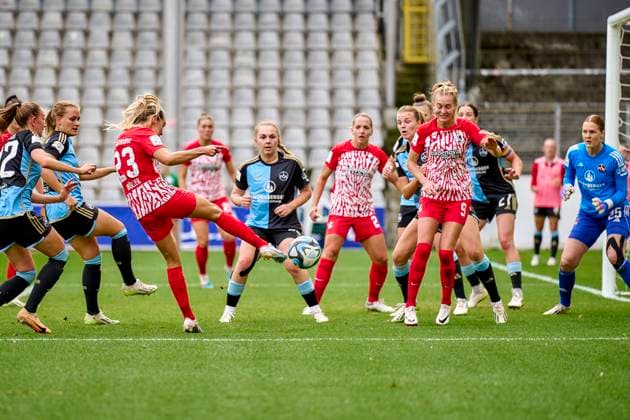 Marie Müller 23 , SC Freiburg taking a shot on goal Janina Minge 9 , SC Freiburg Kristin Krammer 25, 1 FC Nuremberg FCN 21 10 2023 Football season 2023 2024 1 Womens Football Bundesliga 05 Matchday SC Freiburg 1 FC Nuremberg FCN Club Sports Photo Zink PeKo xpexkox _scf_fcn_damen_peko