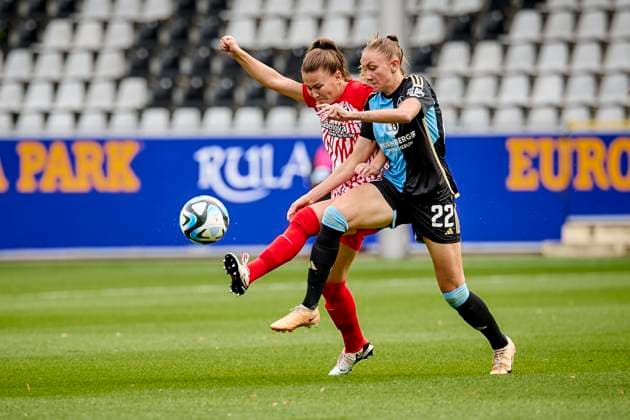 21 10 2023 football season 2023 2024 1 women football Bundesliga 05 matchday SC Freiburg 1 FC Nürnberg FCN club sports photo zinc PeKo xpexkox Annabel Schasching 19 , SC Freiburg in a duel with Nadja Burkard 22, 1 FC Nürnberg FCN _scf_fcn_damen_peko