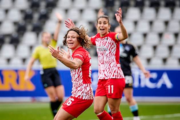 21 10 2023 Football Season 2023 2024 1 Women Football Bundesliga 05 Matchday SC Freiburg 1 FC Nürnberg FCN Club Sports Photo Zinc PeKo xpexkox Offside Goal Ally Gudorf 26 , SC Freiburg and Hasret Kayikci 11 , SC Freiburg Disappointment Disappointed Unhappy Dejected Gesture Gesturing With Arm Arms Emotion _scf_fcn_damen_peko
