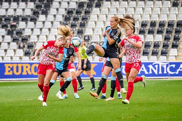 21 10 2023 football season 2023 2024 1 womens football Bundesliga 05 matchday SC Freiburg 1 FC Nürnberg FCN club sports photo zinc PeKo xpexkox Janina Minge 9 , SC Freiburg Luisa Guttenberger 4, 1 FC Nürnberg FCN in a duel _scf_fcn_damen_peko